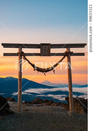 Dawn of Kurumayama (View of Mt. Fuji from Kurumayama Shrine) 99633321