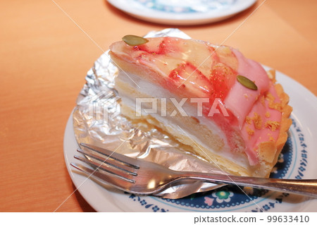 放在盤子上看起來很好吃的西式甜蛋糕 99633410