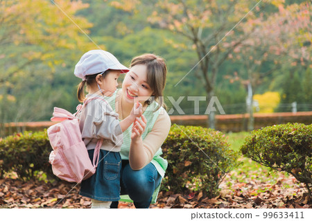 保育員婦女和幼兒園兒童（保育園/幼兒園護士）在秋季公園散步/遊覽 99633411