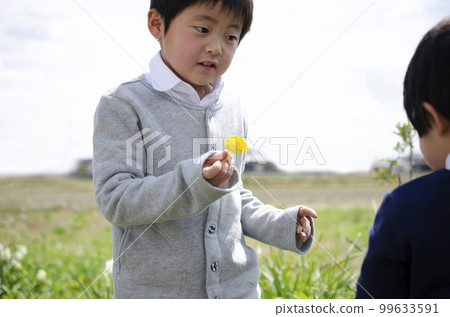 A child 99633591