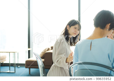 woman encouraging her friend woman encouraging her friend 99635952