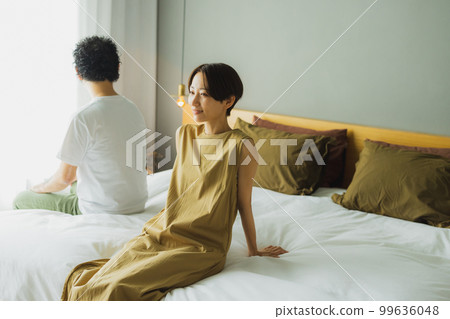 A couple in the bedroom　 99636048