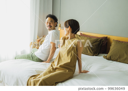 A couple in the bedroom　 99636049