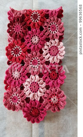 紅色花卉圖案手工編織圍巾 99636568