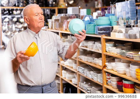 Senior man choosing variety goods for kitchen 99636688