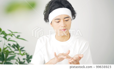 Man applying cream to his skin Skin care Men's cosmetics Men's cosmetics 99638923