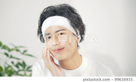 Men taking care of their skin, skin care, men's cosmetics, men's cosmetics Men taking care of their skin, skin care, men's cosmetics, men's cosmetics 99638935