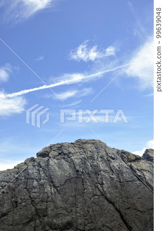 The wall of the island and the blue sky The wall of the island and the blue sky 99639048