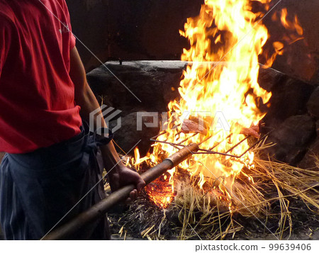 Tataki with straw-roasted bonito Tataki with straw-roasted bonito 99639406