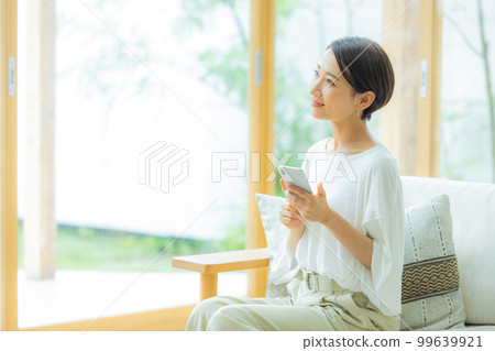 在客廳智能手機的女人 在客廳智能手機的女人 99639921