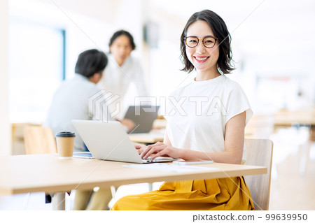 Woman working at a cafe Photo cooperation: LINK FOREST 99639950