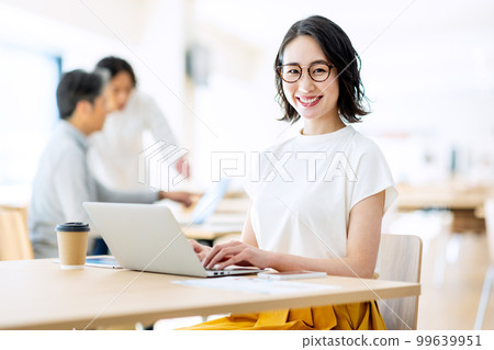 Woman working at a cafe Photo cooperation: LINK FOREST 99639951