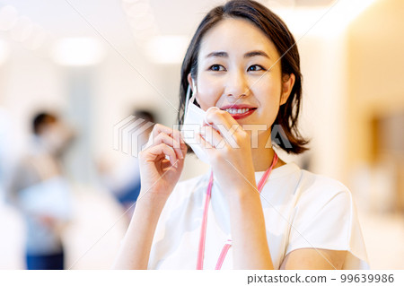 Woman wearing a mask in the office Shooting cooperation: LINK FOREST 99639986