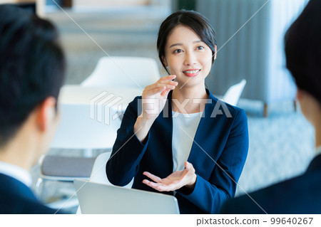 商務女性在辦公室“LINK FOREST”拍攝合作洽談業務 商務女性在辦公室“LINK FOREST”拍攝合作洽談業務 99640267