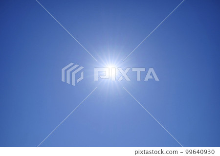 日本橫濱市景 藍天和太陽(成功、榮耀、中暑、防紫外線措施等)。藍天清澈的橫濱市 日本橫濱市景 藍天和太陽(成功、榮耀、中暑、防紫外線措施等)。藍天清澈的橫濱市 99640930