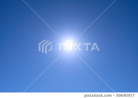 日本橫濱市景 藍天和太陽（成功、榮耀、中暑、防紫外線措施等）。藍天清澈的橫濱市 99640957
