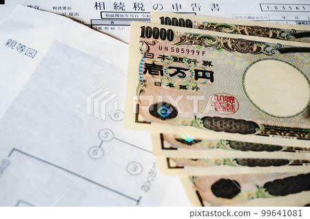 貼在親屬地圖上的1萬日元紙幣和繼承稅申報表、繼承圖 貼在親屬地圖上的1萬日元紙幣和繼承稅申報表、繼承圖 99641081