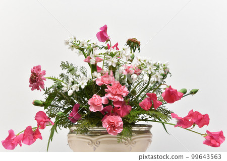 Flower arrangement spring image 99643563