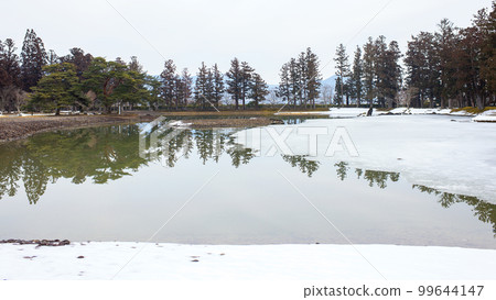Motsuji Pure Land Garden in winter, Oizumigaike Pond, Iwate Prefecture 99644147