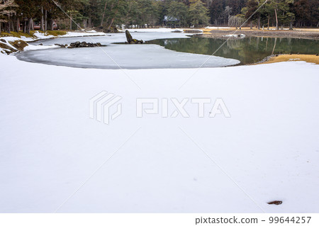 Motsuji Pure Land Garden in winter, Oizumigaike Pond, Iwate Prefecture 99644257