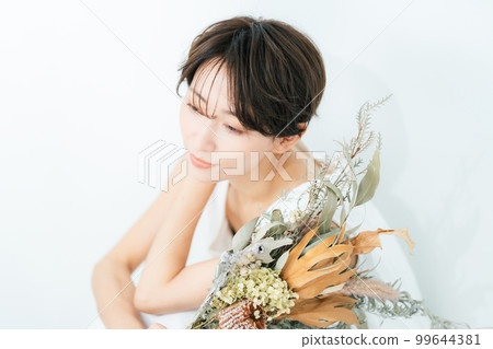 白色的一塊女人 99644381