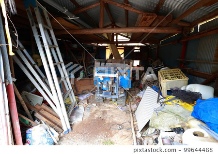 農夫骯髒的穀倉農夫的小屋 農夫骯髒的穀倉農夫的小屋 99644488