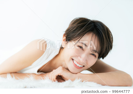 A woman in her 40s lying down 99644777