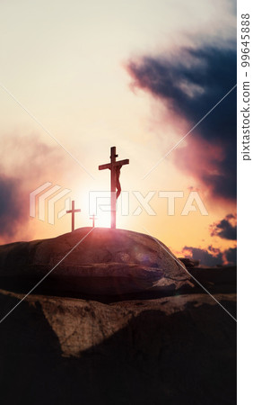 耶穌基督在各各他山上的受難和死亡與復活的十字架象徵 99645888