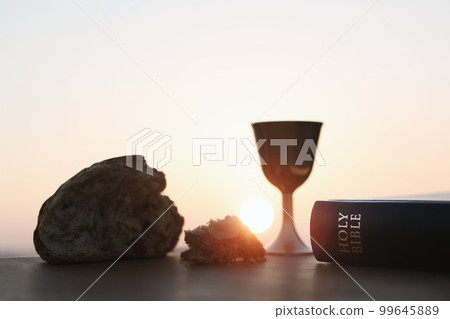 麵包和酒在教會聖餐、明亮的太陽和聖經 99645889