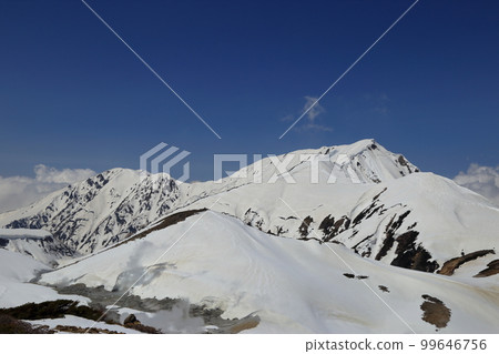 The Dainichi mountain range in the remaining snow season seen from Emmadai (April 2022, Tateyama, Toyama Prefecture) 99646756