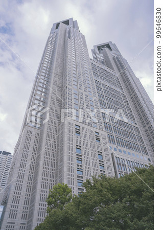 從外部看東京都新宿區的東京都政府大樓(1st Main Building、2nd Main Building、Assembly) 從外部看東京都新宿區的東京都政府大樓(1st Main Building、2nd Main Building、Assembly) 99646830