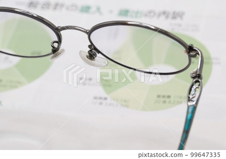 摘下眼鏡小憩片刻,查看年度預算材料 摘下眼鏡小憩片刻,查看年度預算材料 99647335