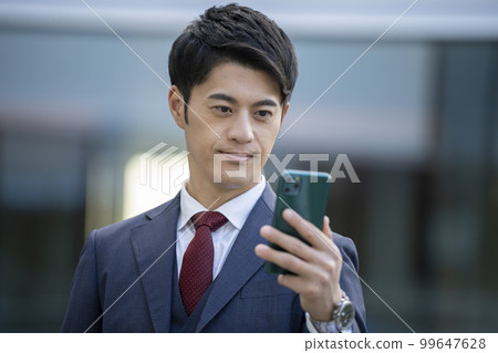 一個拿著智能手機的商人,攝影合作“LINK FOREST” 一個拿著智能手機的商人,攝影合作“LINK FOREST” 99647628