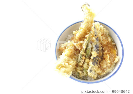 鳥瞰一碗白色背景的米飯，上面覆蓋著星鰻、茄子、南瓜和四季豆天婦羅 99648642