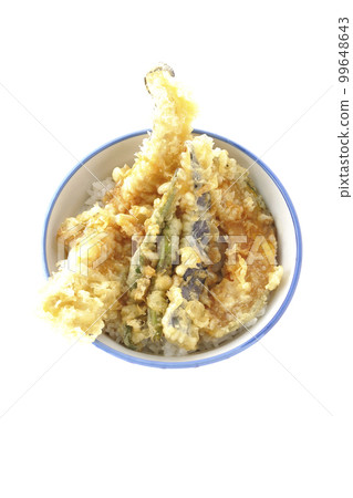 鳥瞰一碗白色背景的米飯，上面覆蓋著星鰻、茄子、南瓜和四季豆天婦羅 99648643