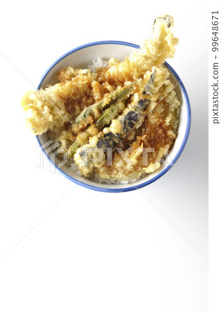 鳥瞰一碗白色背景的米飯,上面覆蓋著星鰻、茄子、南瓜和四季豆天婦羅 鳥瞰一碗白色背景的米飯,上面覆蓋著星鰻、茄子、南瓜和四季豆天婦羅 99648671