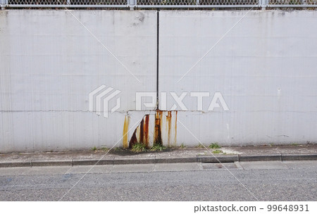 混凝土內的鋼筋因雨水侵入而生鏽，銹汁流出。 99648931