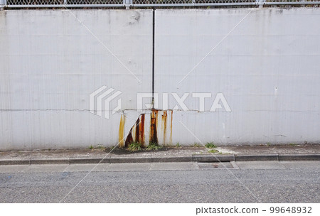 混凝土內的鋼筋因雨水侵入而生鏽，銹汁流出。 99648932