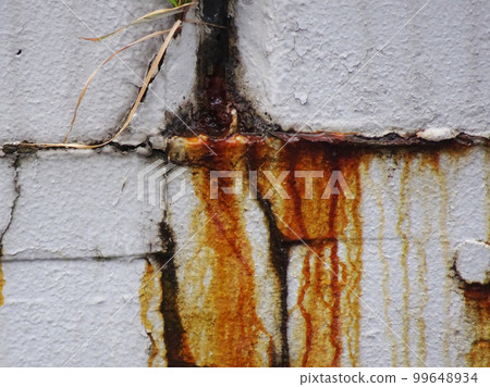 Reinforcing bars inside the concrete are rusted due to rainwater intrusion and rust juice is coming out. 99648934
