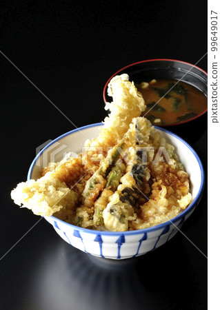 Tendon and miso soup with conger eel, eggplant, pumpkin and kidney bean tempura 99649017