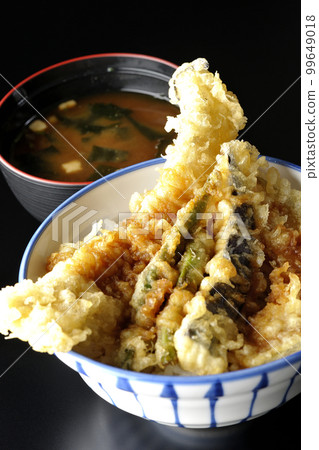 Tendon and miso soup with conger eel, eggplant, pumpkin and kidney bean tempura 99649018