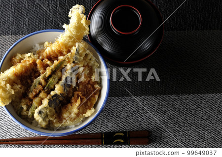 Tendon and miso soup with conger eel, eggplant, pumpkin and kidney bean tempura 99649037