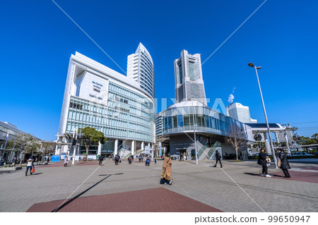 日本的橫濱都市風景從櫻木町站廣場看橫濱地標塔 日本的橫濱都市風景從櫻木町站廣場看橫濱地標塔 99650947