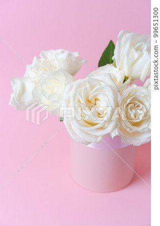 Bouquet white roses on pink background in a box. Mother's Day, Valentine's Day 99651300