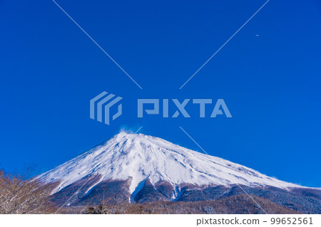 （靜岡縣）白雪皚皚的早晨，從富士山天際線西臼鈴鹿停車場眺望富士山頂 99652561