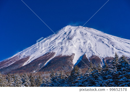 (Shizuoka Prefecture) A view of the summit of Mt. Fuji from the Mt. Fuji Skyline Nishiusuzuka parking lot on a snowy morning 99652578