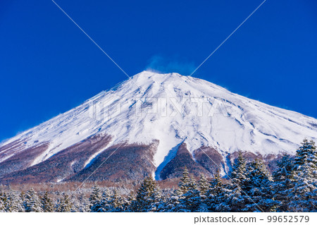 （靜岡縣）白雪皚皚的早晨，從富士山天際線西臼鈴鹿停車場眺望富士山頂 99652579