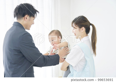 父親把孩子留在托兒所 99653691