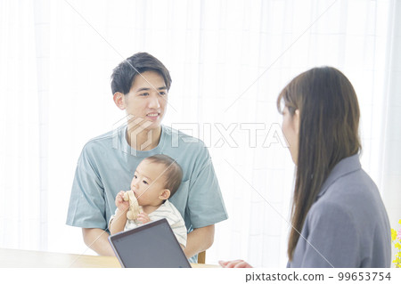 嬰兒的父親在家與售貨員交談 99653754