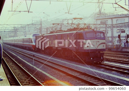 Here we come! Odakyu 7000 series LSE car 7001F, first class transportation, arrival at Odawara, December 7, 1980, winter evening Here we come! Odakyu 7000 series LSE car 7001F, first class transportation, arrival at Odawara, December 7, 1980, winter evening 99654060